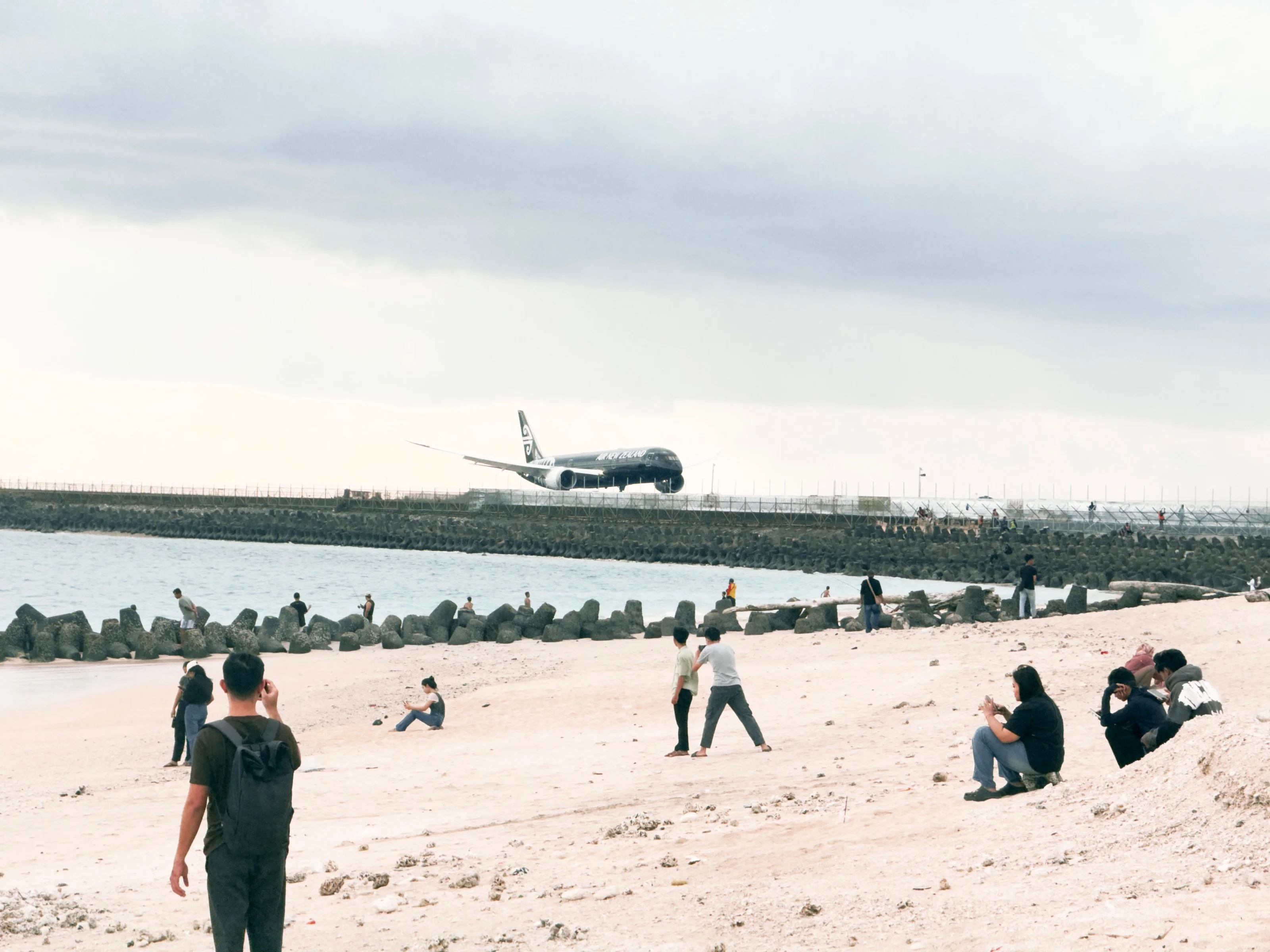 Vliegtuigen landen naast het strand