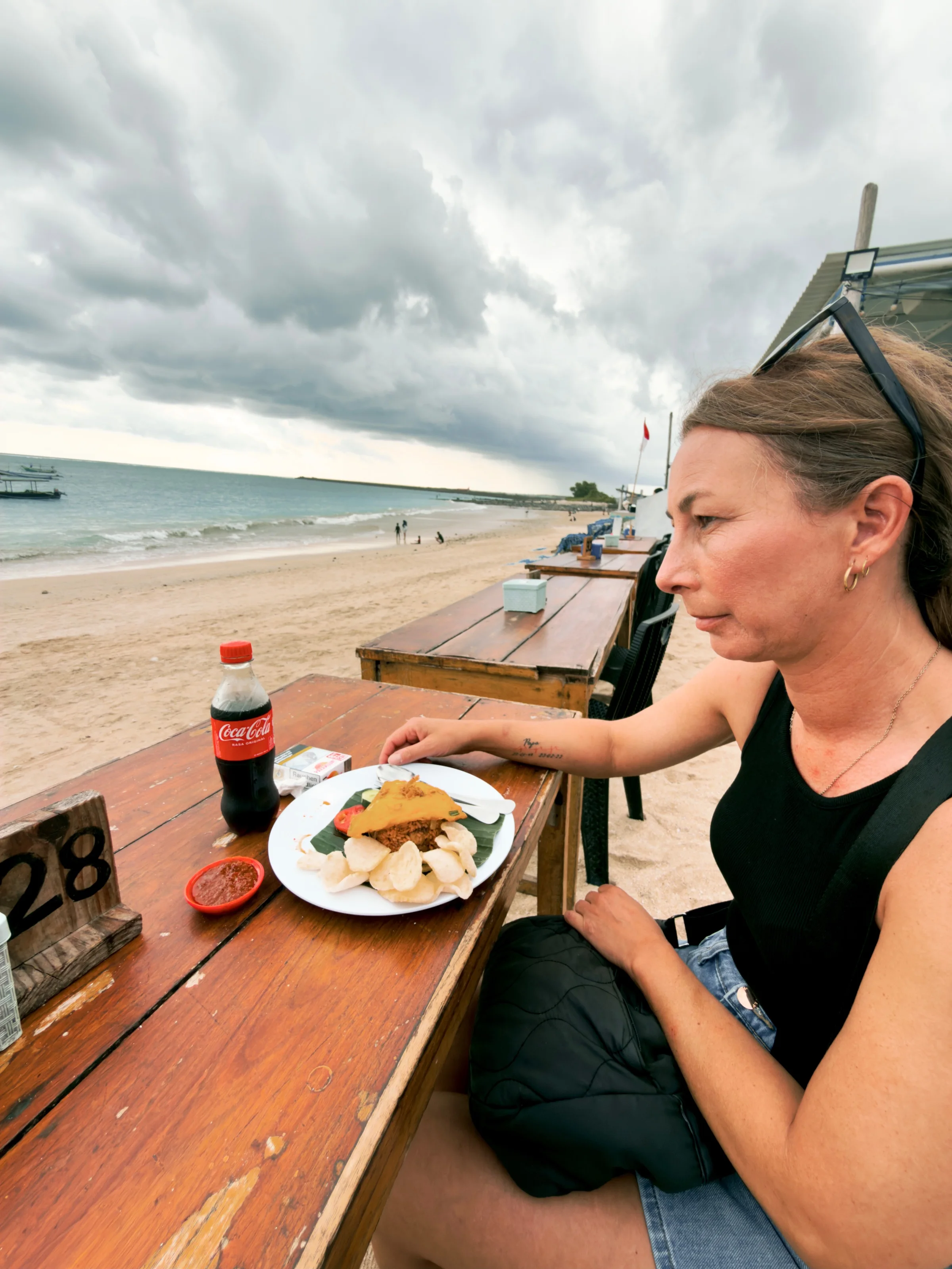 Lindsey met een bord nasi
