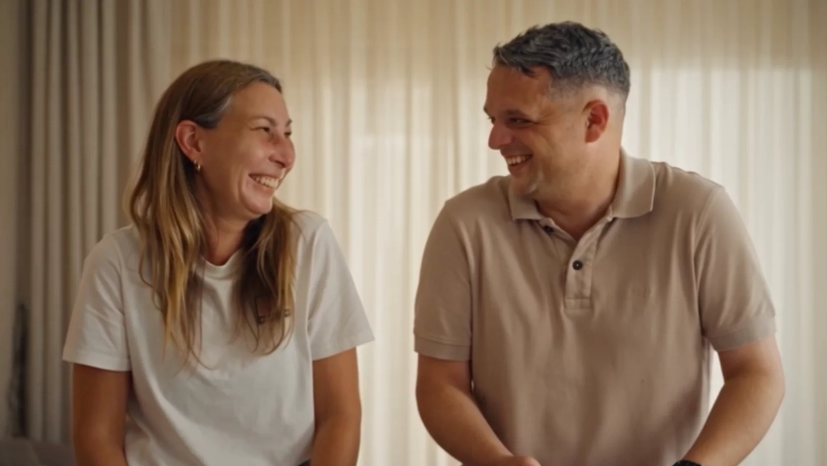 Pascal en Lindsey pakken thuis hun koffers en camera-apparatuur in voor hun reis naar Bali in september 2026.
